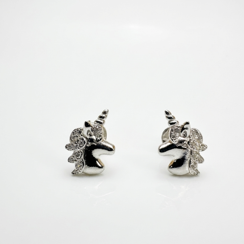 Zwei glänzende Einhorn-Ohrringe aus 925er Sterling Silber mit Rhodium-Beschichtung und funkelnden Zirkonias in der Mähne vor hellem Studiohintergrund.