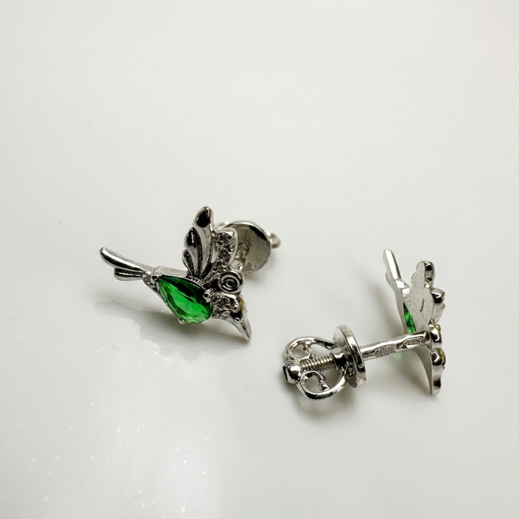 Seitenansicht der Motiv-Ohrringe aus 925er Sterling Silber zur Detaildarstellung von Stiftlänge und Ohrmutter-Verschlussmechanismus auf weißer Oberfläche.