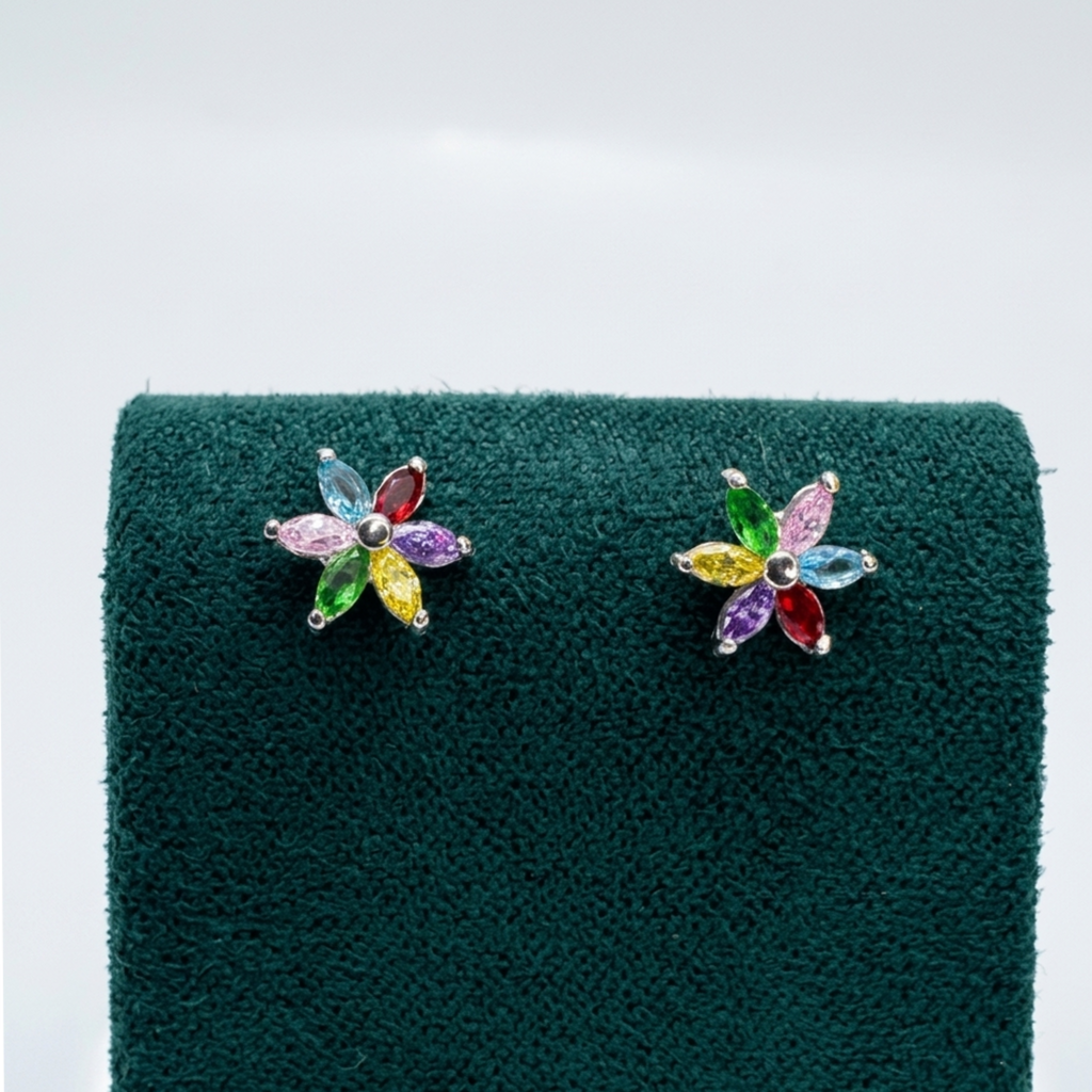 Nahaufnahme der luxuriösen Blüten-Ohrringe aus 925er Sterling Silber mit Rhodium-Anlaufschutz und farbenfrohem Zirkonia-Besatz auf einem edlen grünen Samtaufsteller.