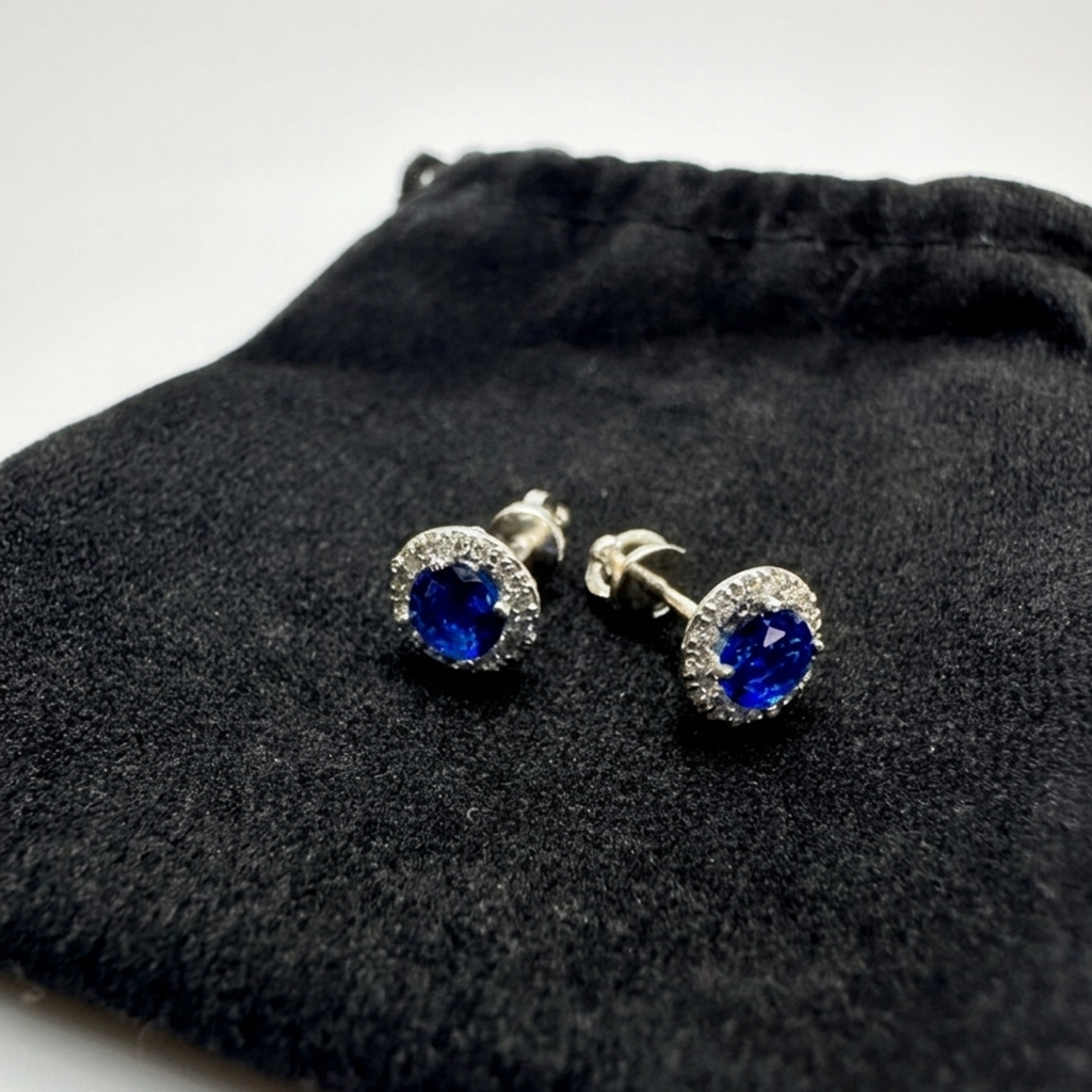 Lieferung: Handgefertigte Ohrstecker aus 925 Silber mit funkelndem Steinkranz und blauen Kristallen inklusive dem eleganten schwarzen Samt-Schmuckbeutel.