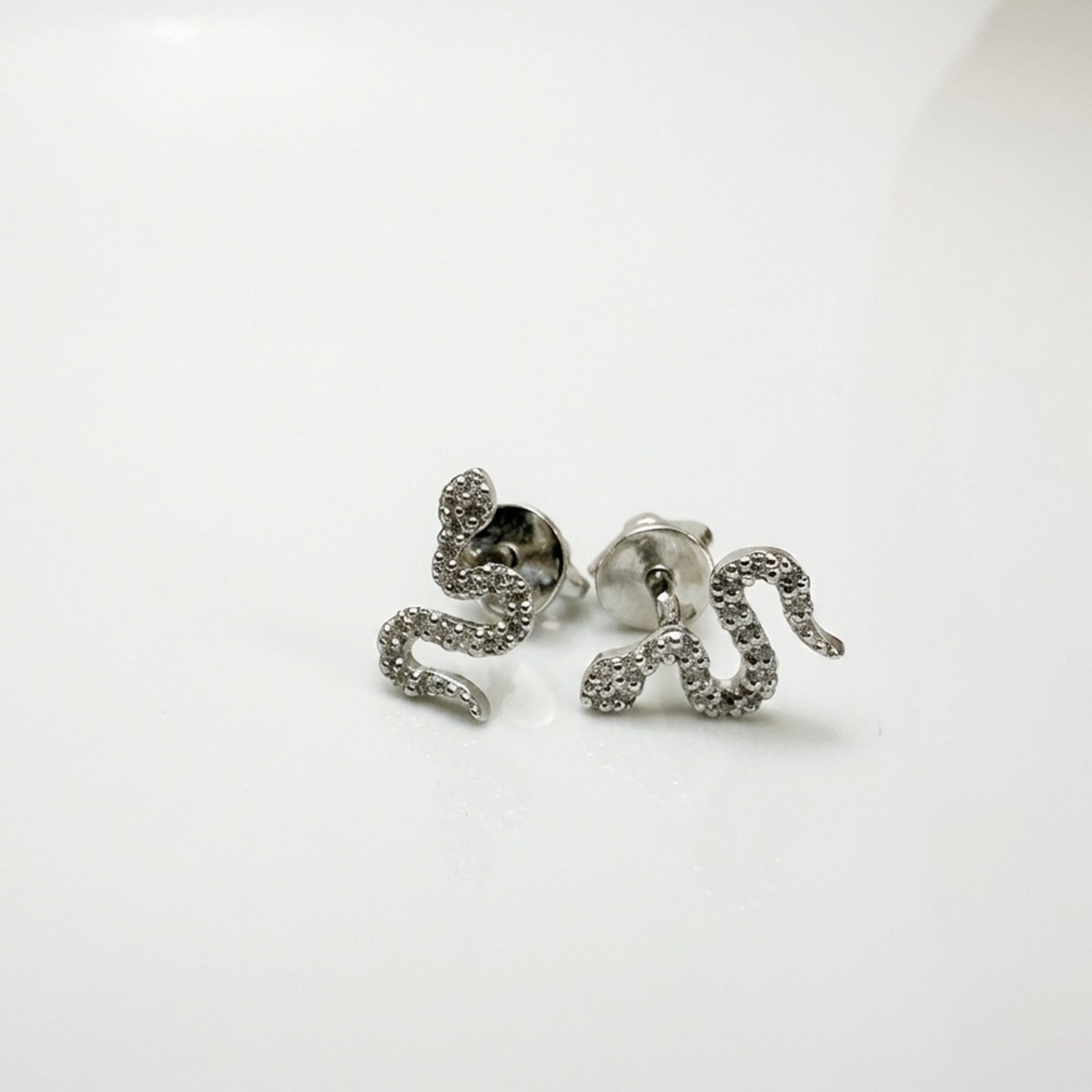 Handgefertigte 925 Sterling Silber Ohrringe im Schlangen-Design mit klaren Zirkonia und sicherem Schraubverschluss.