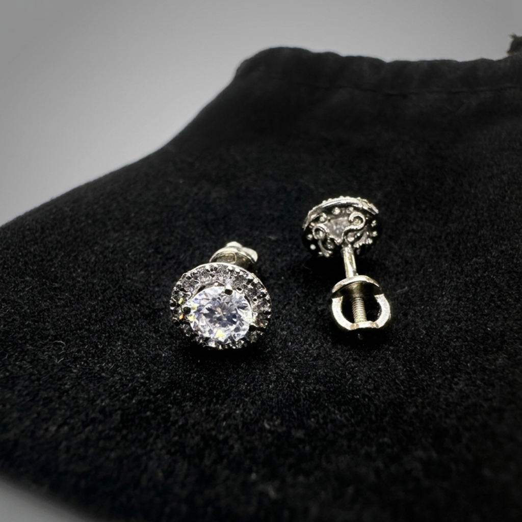 Lieferumfang: Rhodinierte Halo-Ohrstecker aus 925 Sterling Silber mit klaren Zirkonia präsentiert auf einem schwarzen Samtbeutel.