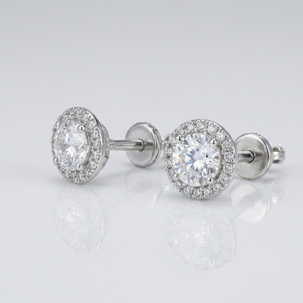 Detailansicht von 925 Silber-Ohrringen mit rundem Zirkonia-Zentralstein und feinem Pavé-Besatz auf hellem Studiohintergrund.