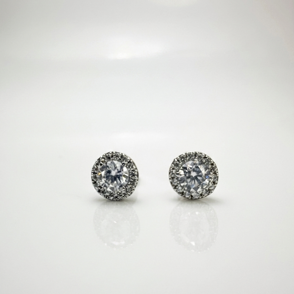 Handgefertigte Halo-Silberohrstecker aus 925 Sterling Silber rhodiniert mit großem runden Zirkonia und funkelndem Steinkranz auf weißem Hintergrund.