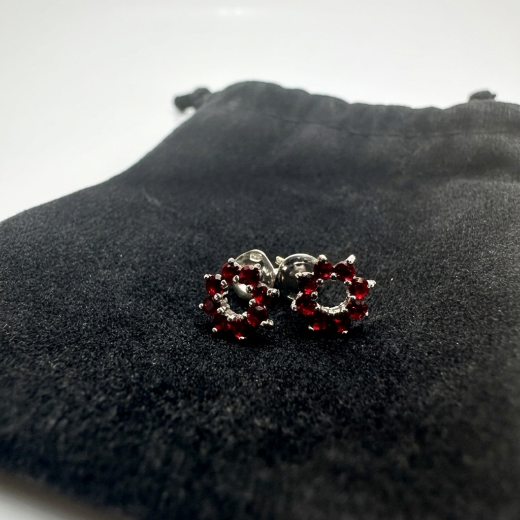 Lieferumfang: Rhodinierte Silber-Ohrstecker „Blume“ mit roten Zirkonia aus 925 Sterling Silber mit passendem Schmuckbeutel aus Samt.
