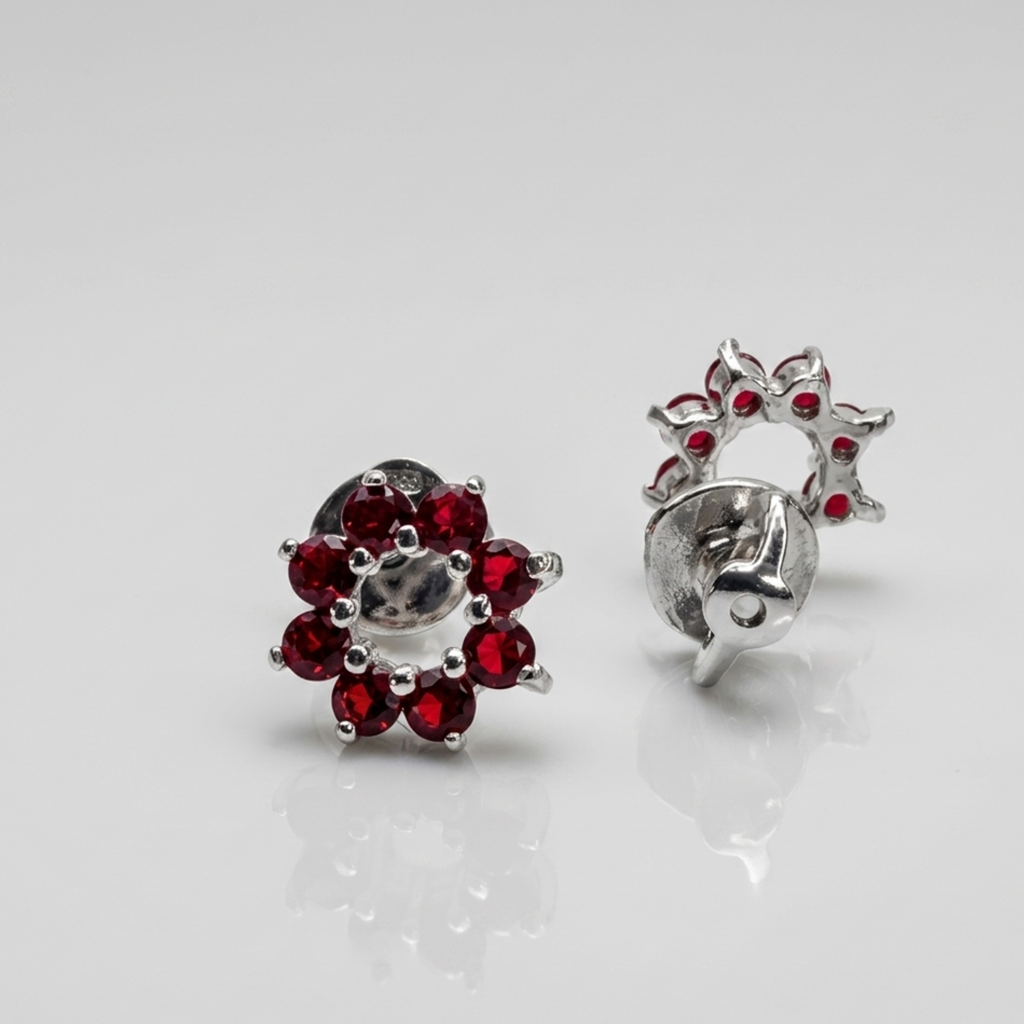 Vorder- und Rückansicht der Blumen-Ohrstecker aus 925 Silber rhodiniert mit roten Steinen und sichtbarem Schraubverschluss auf weißem Hintergrund.