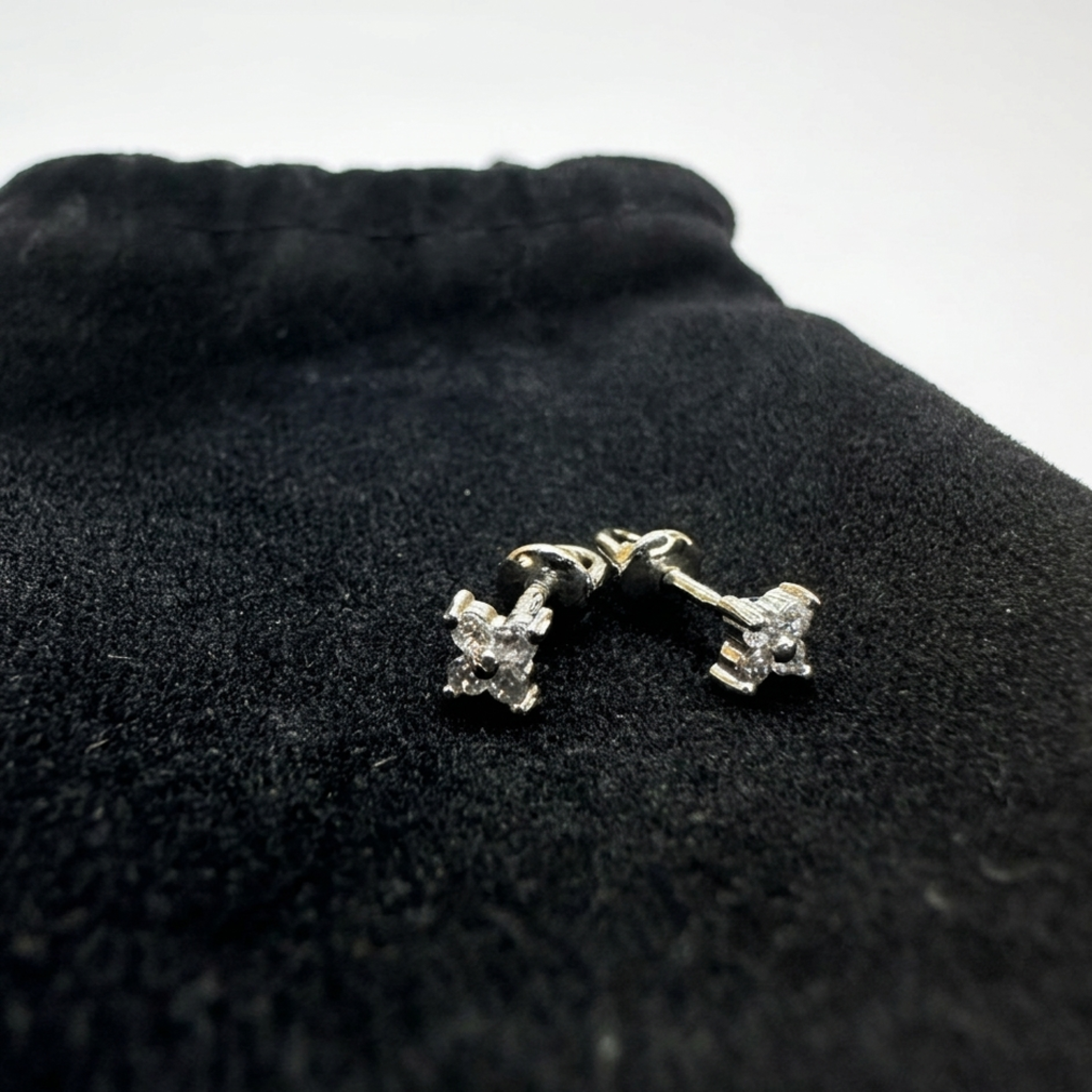 Lieferung: Hochwertige Motiv-Ohrringe aus 925er Sterling Silber mit Rhodium-Beschichtung und klarem Zirkonia-Besatz in Kreuzform, geliefert in dem abgebildeten schwarzen Samtbeutel.