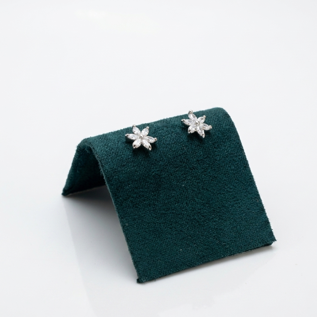 Handgefertigter Designerschmuck: Rhodinierte Blumen-Ohrringe aus 925 Sterling Silber mit funkelnden Zirkonia auf einer exklusiven dunkelgrünen Samtpräsentation.