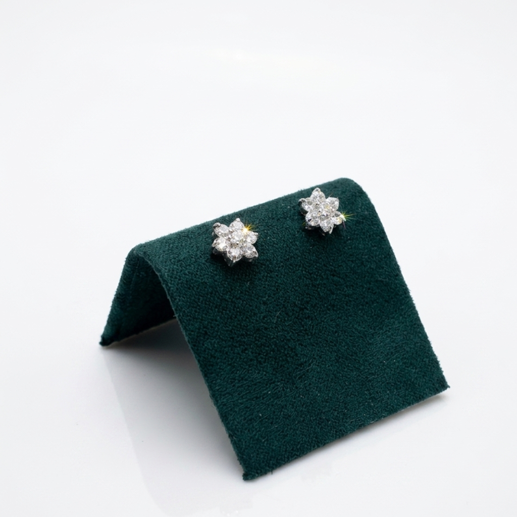 Handgefertigter Designerschmuck: Rhodinierte Cluster-Ohrringe aus 925 Sterling Silber mit strahlenden Zirkonia auf einer exklusiven dunkelgrünen Samtpräsentation.