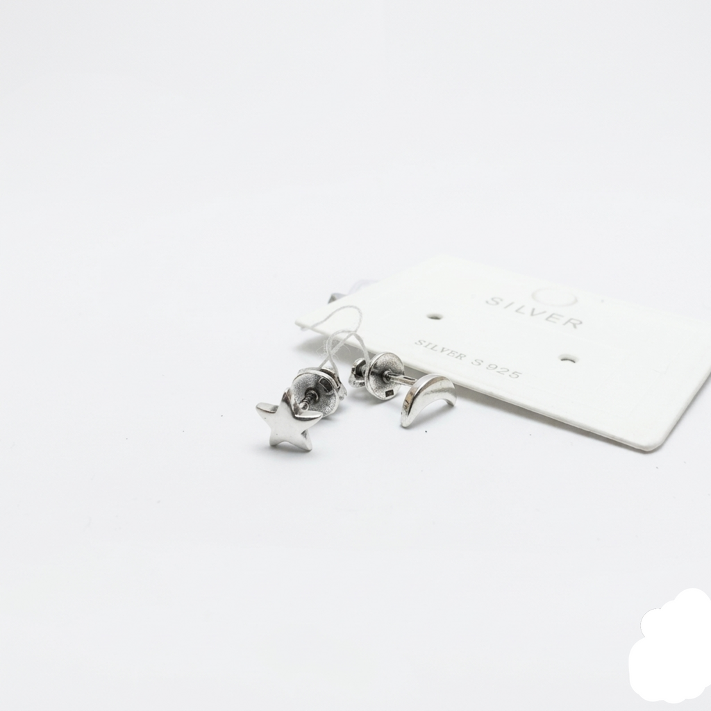 Detailansicht von dem 925 Silber Ohrstecker-Set „Mond und Stern“ rhodiniert mit Schraubverschluss auf weißem Hintergrund.