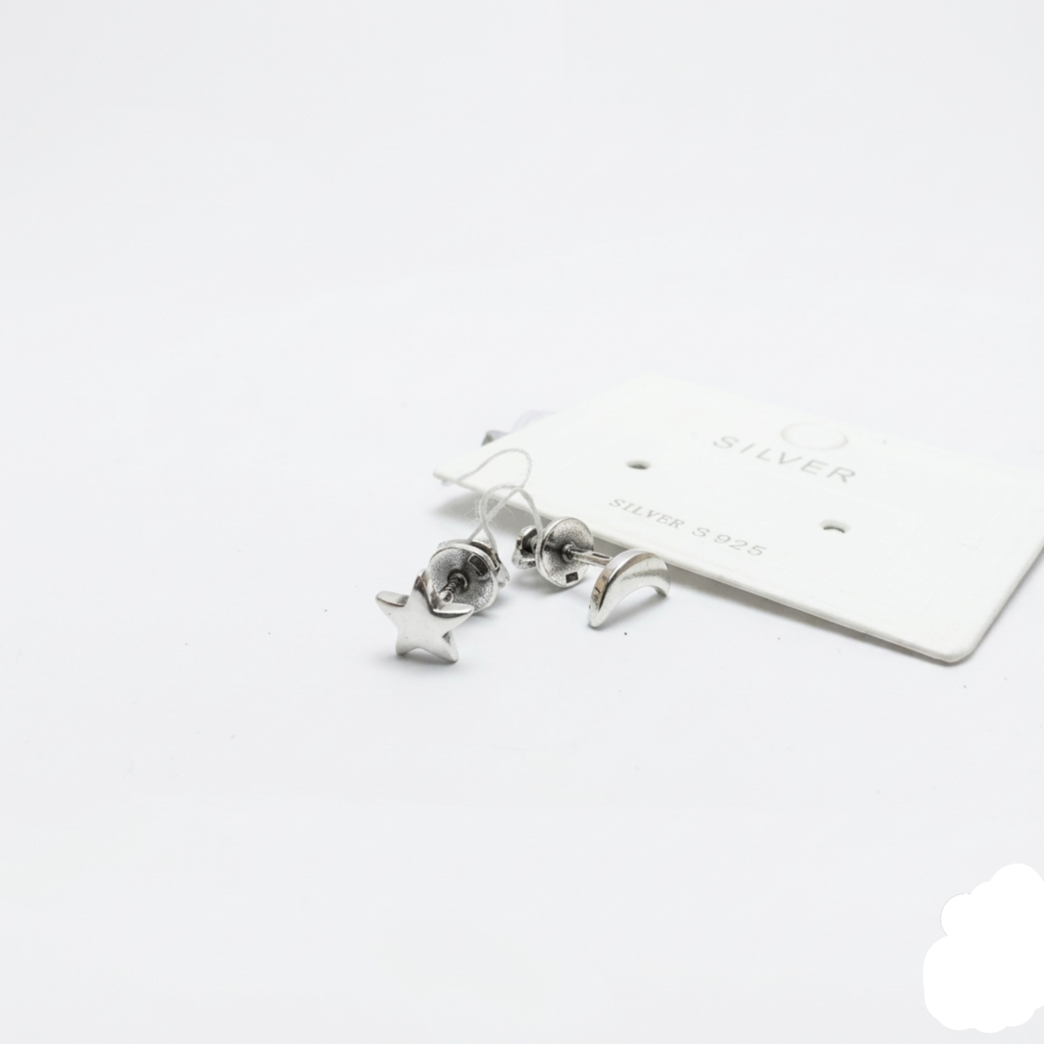 Detailansicht von dem 925 Silber Ohrstecker-Set „Mond und Stern“ rhodiniert mit Schraubverschluss auf weißem Hintergrund.