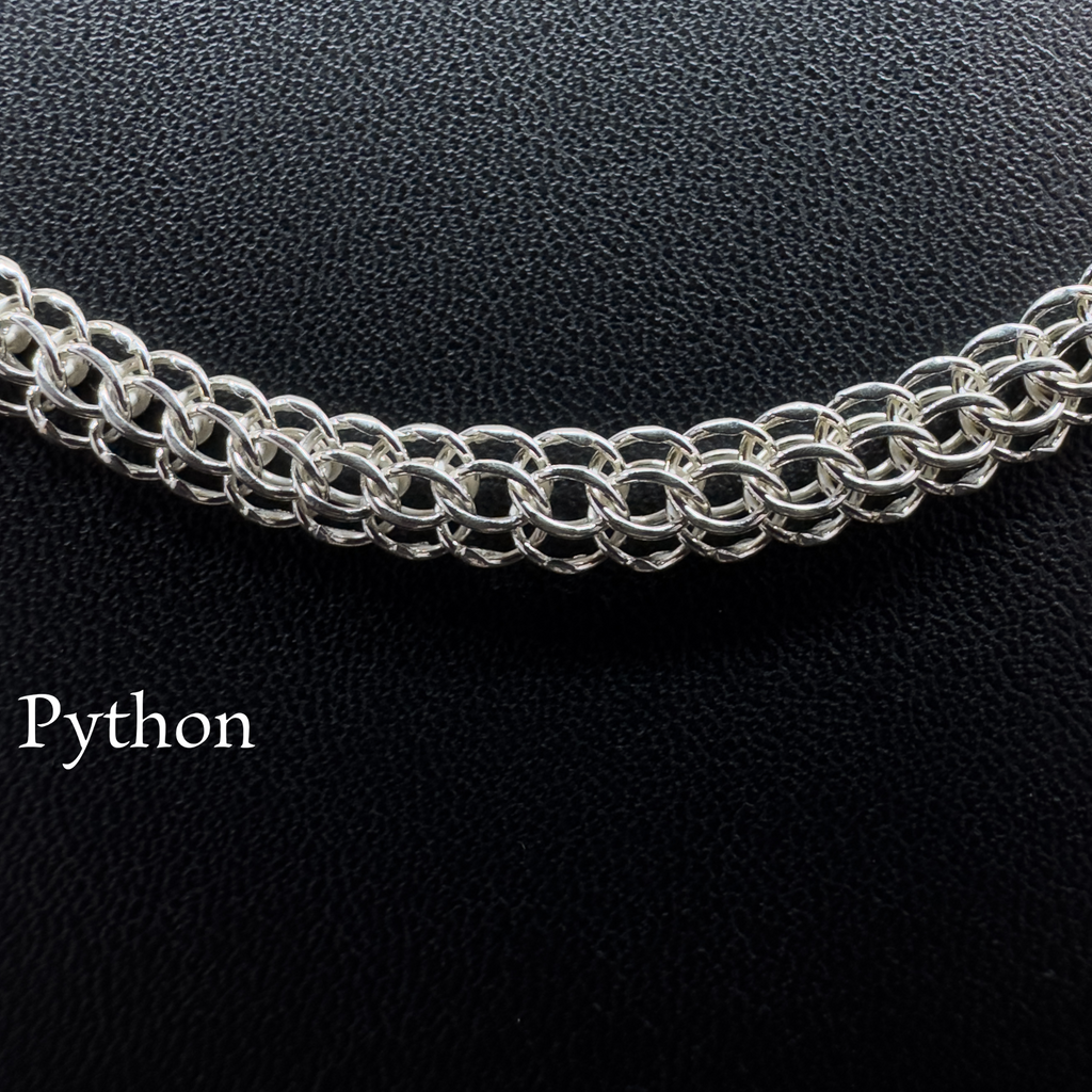 Handgefertigte Silberkette Modell „Python“ aus glänzendem 925er Silber mit einem Karabinerverschluss aus 925er Silber.