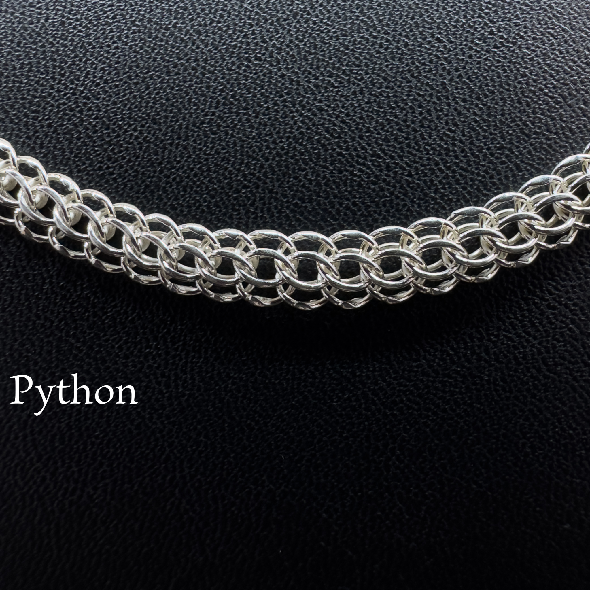 Handgefertigte Silberkette Modell „Python“ aus glänzendem 925er Silber mit einem Karabinerverschluss aus 925er Silber.