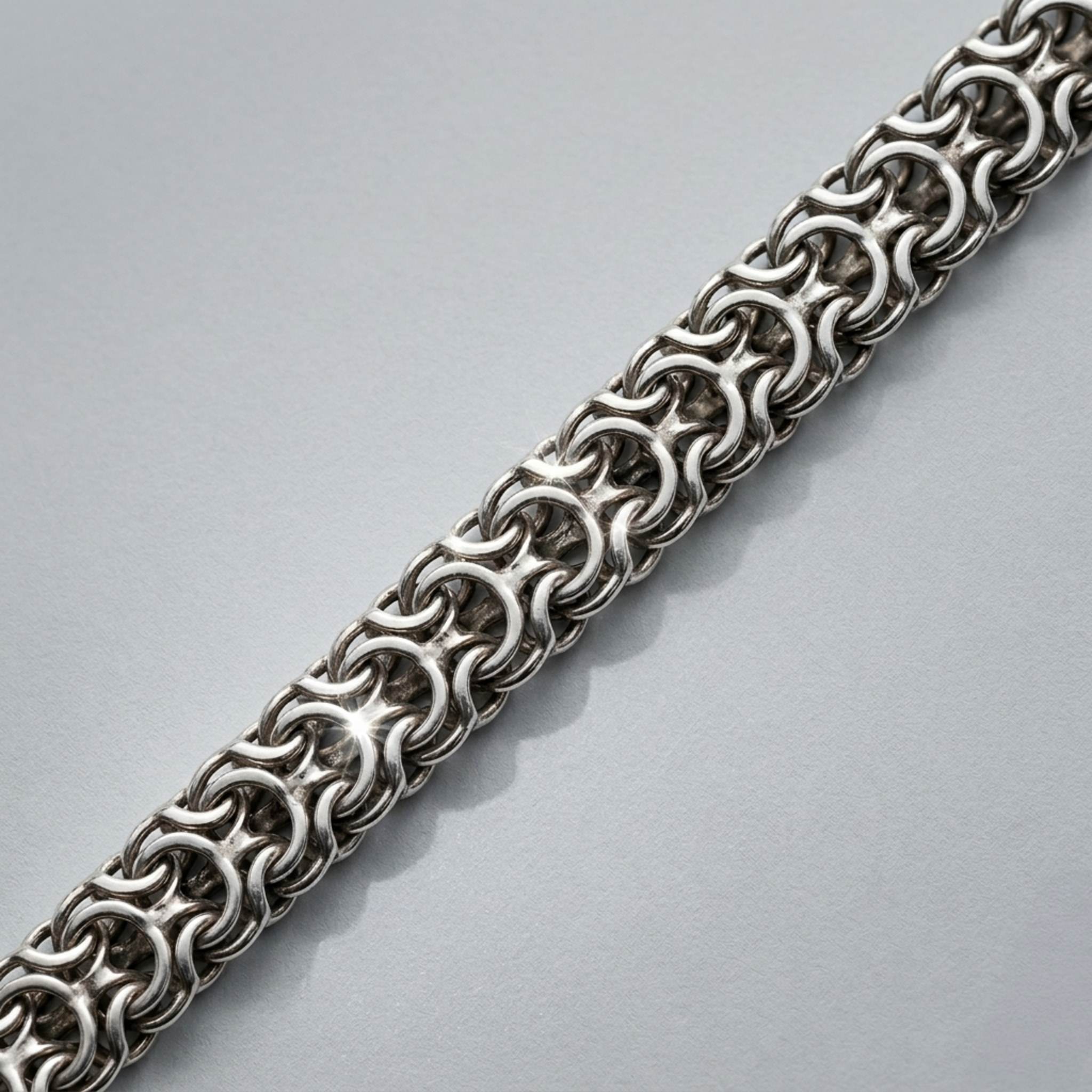 Nahaufnahme der massiven Herrenkette Modell Ramses aus handgearbeitetem 925er Sterling Silber zur Demonstration der oxidierten Oberfläche und des dichten Geflechts.