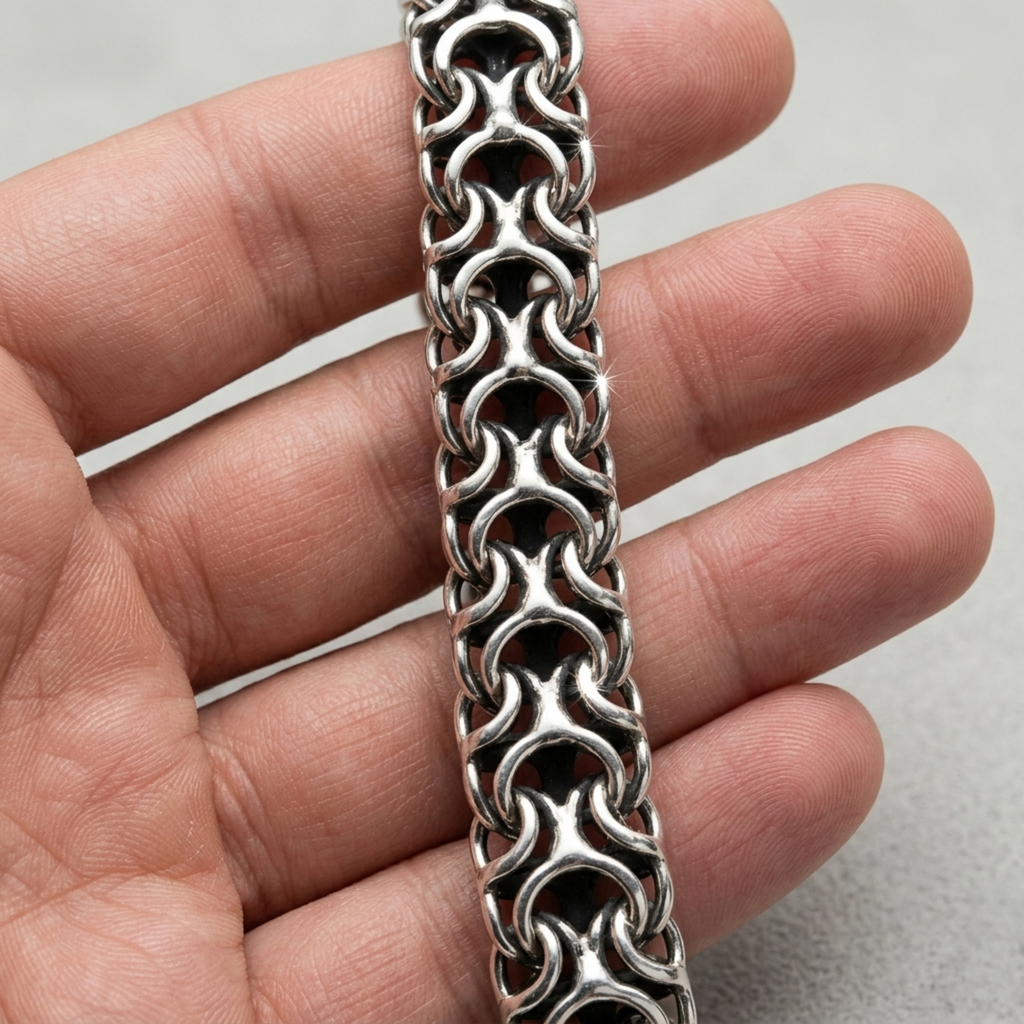 Tragebeispiel der massiven Silberkette Modell Ramses aus 925er Silber mit oxidierter Oberfläche auf der Hand zur Demonstration des detailreichen Geflechts.
