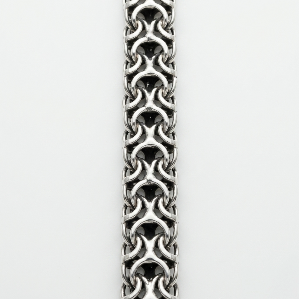 Detailansicht der massiven Herrenkette Modell Ramses aus handgearbeitetem 925er Sterling Silber mit edel oxidierter Oberfläche für einen markanten Look.