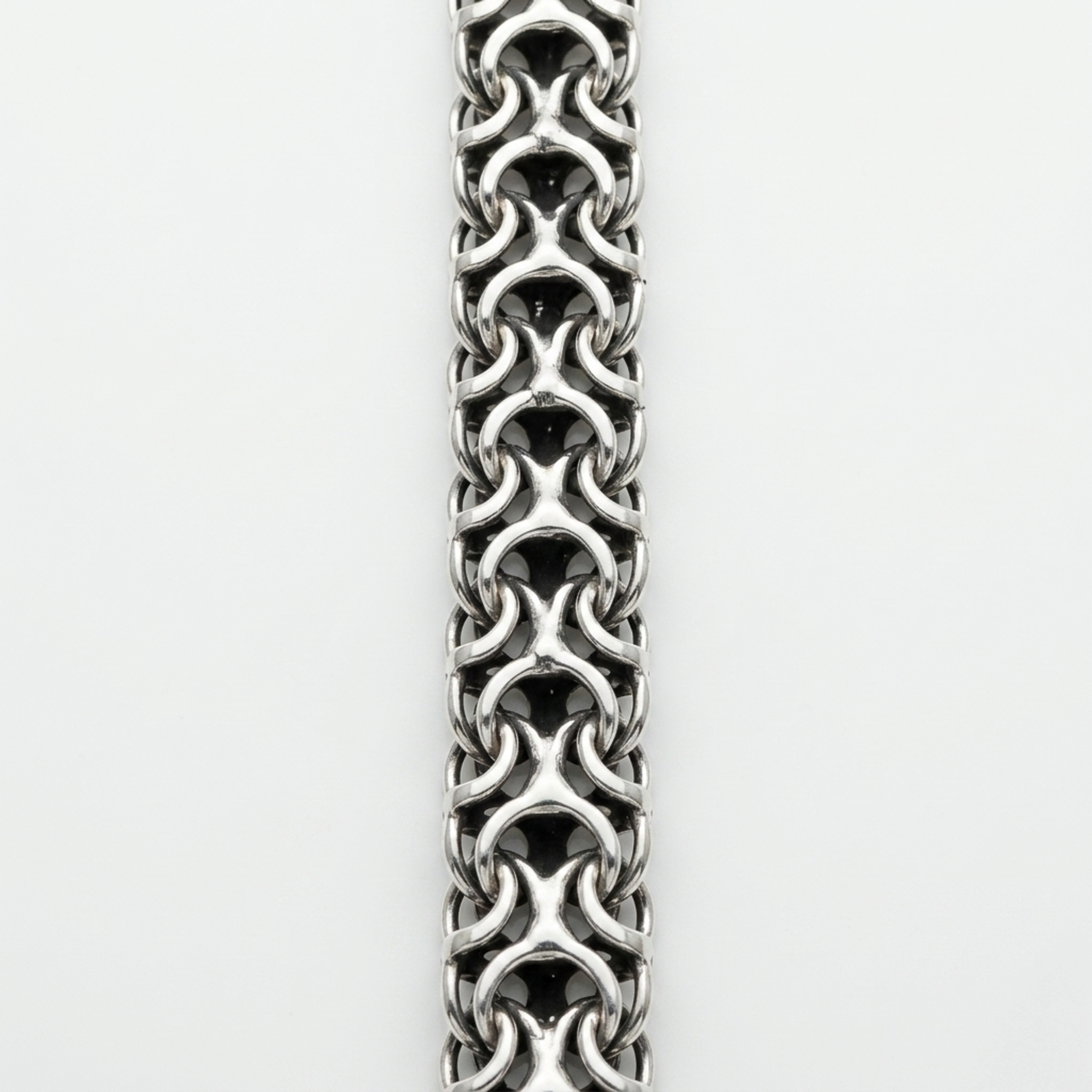 Detailansicht der massiven Herrenkette Modell Ramses aus handgearbeitetem 925er Sterling Silber mit edel oxidierter Oberfläche für einen markanten Look.