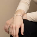 Nahaufnahme des eleganten Rolo-Damenarmbands aus 925er Sterling Silber an einem zierlichen Handgelenk.