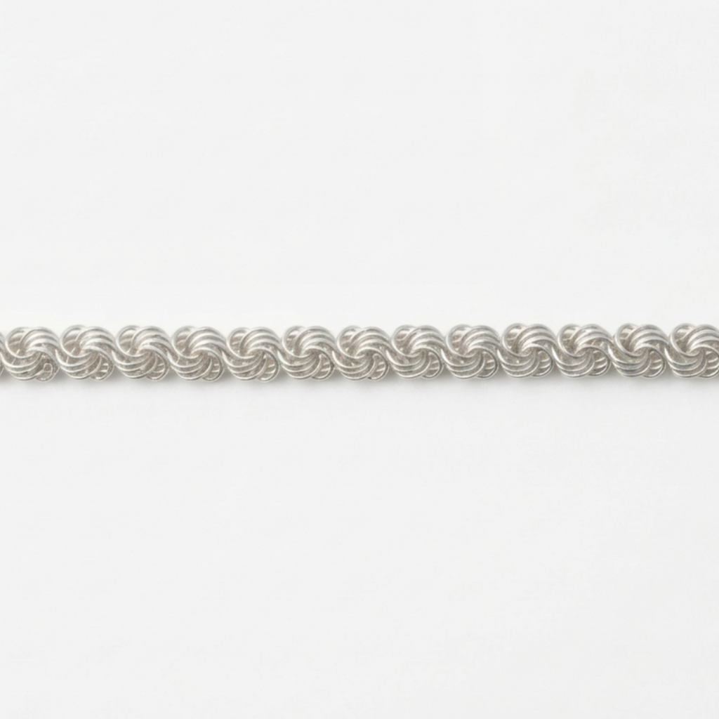 Nahaufnahme einer handgefertigten Silberkette Modell Rose aus 925er Sterling Silber, präsentiert auf einem hellen Hintergrund.
