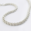 Handgefertigte Silberkette Modell Rose aus 925er Sterling Silber, elegant geschwungen präsentiert auf hellem Hintergrund.