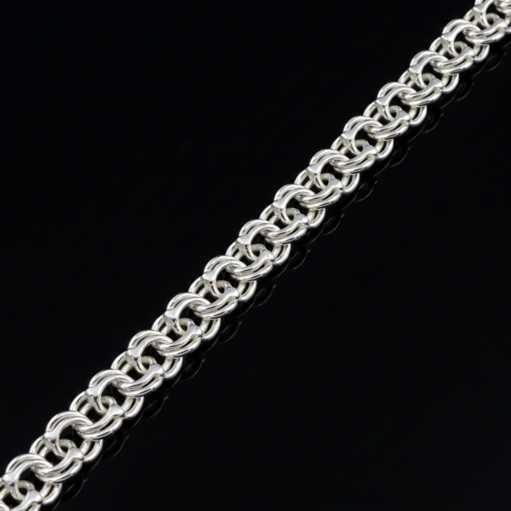 Silberarmband „Russischer Bismarck“ aus 925 Sterlingsilber diagonal liegend auf schwarzer Spiegeloberfläche.