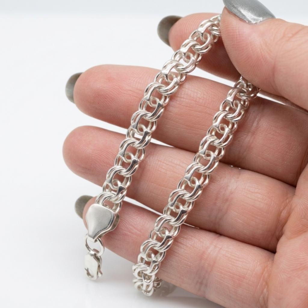 Nahaufnahme eines massiven Armbands „Russischer Bismarck“ aus 925 Sterlingsilber auf der Handfläche.
