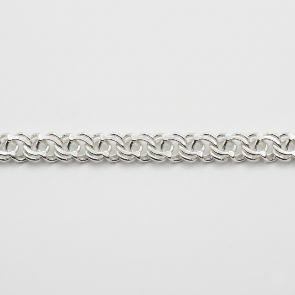 Handgefertigtes 925er Sterlingsilber-Armband „Russischer Bismarck“ flach liegend auf weißem Hintergrund.
