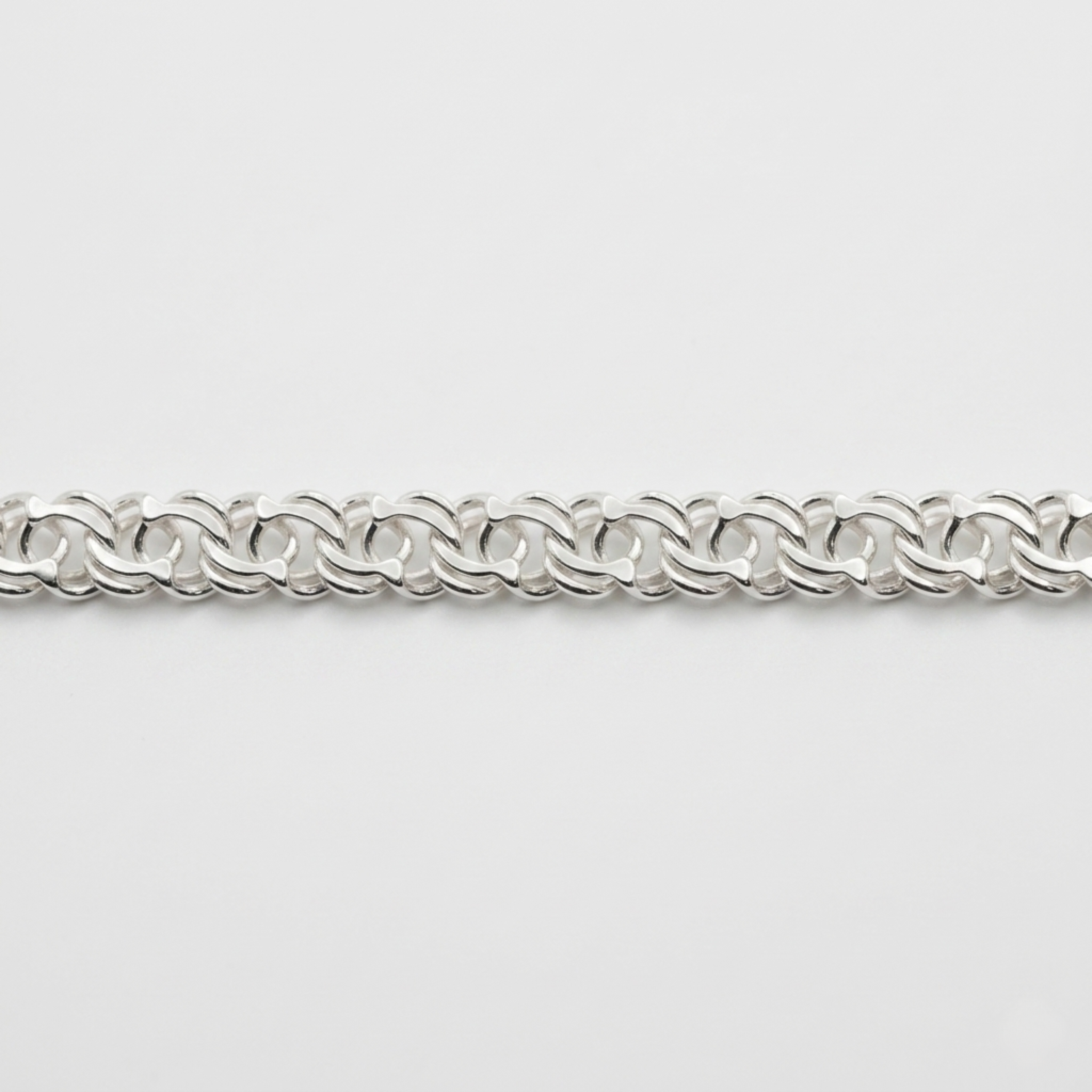 Handgefertigtes 925er Sterlingsilber-Armband „Russischer Bismarck“ flach liegend auf weißem Hintergrund.