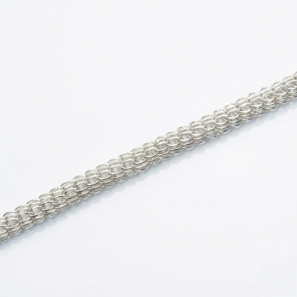 Handgefertigte massive Silberkette Modell Super Python aus glänzendem 925er Silber präsentiert auf einem weißen Hintergrund.