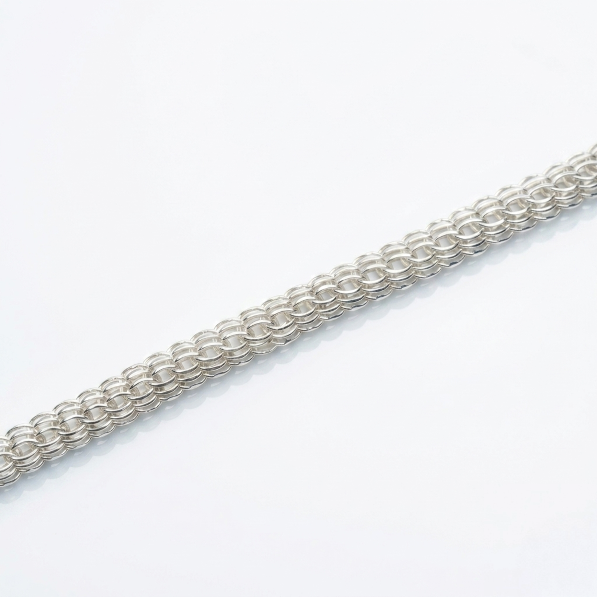 Handgefertigte massive Silberkette Modell Super Python aus glänzendem 925er Silber präsentiert auf einem weißen Hintergrund.