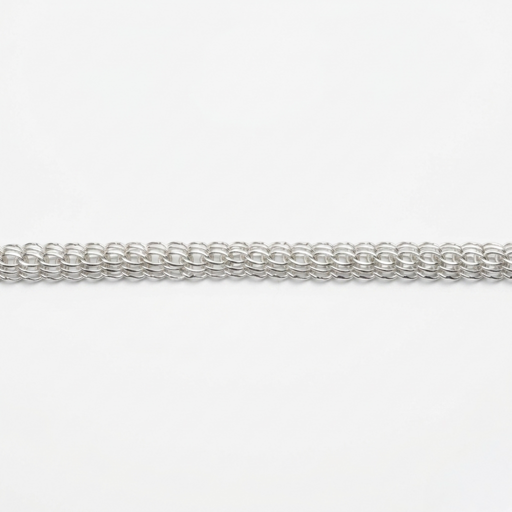 Nahaufnahme der massiven Silberkette Modell Super Python aus 925er Sterling Silber auf weißem Untergrund zur Demonstration des exklusiven, dichten Geflechts im Profil.