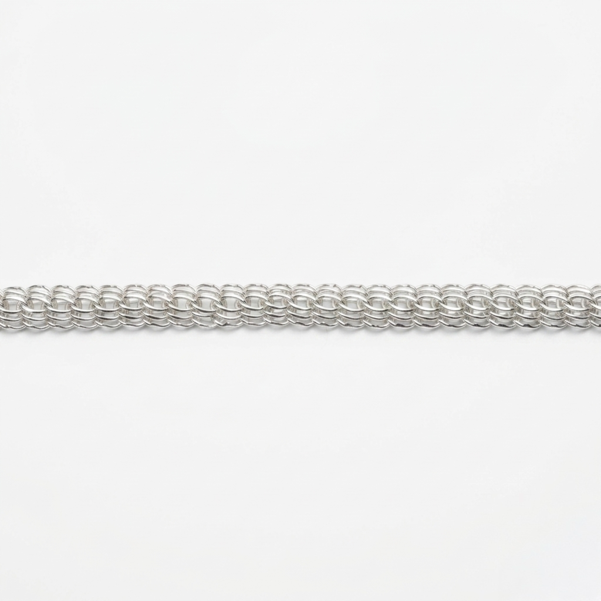 Nahaufnahme der massiven Silberkette Modell Super Python aus 925er Sterling Silber auf weißem Untergrund zur Demonstration des exklusiven, dichten Geflechts im Profil.