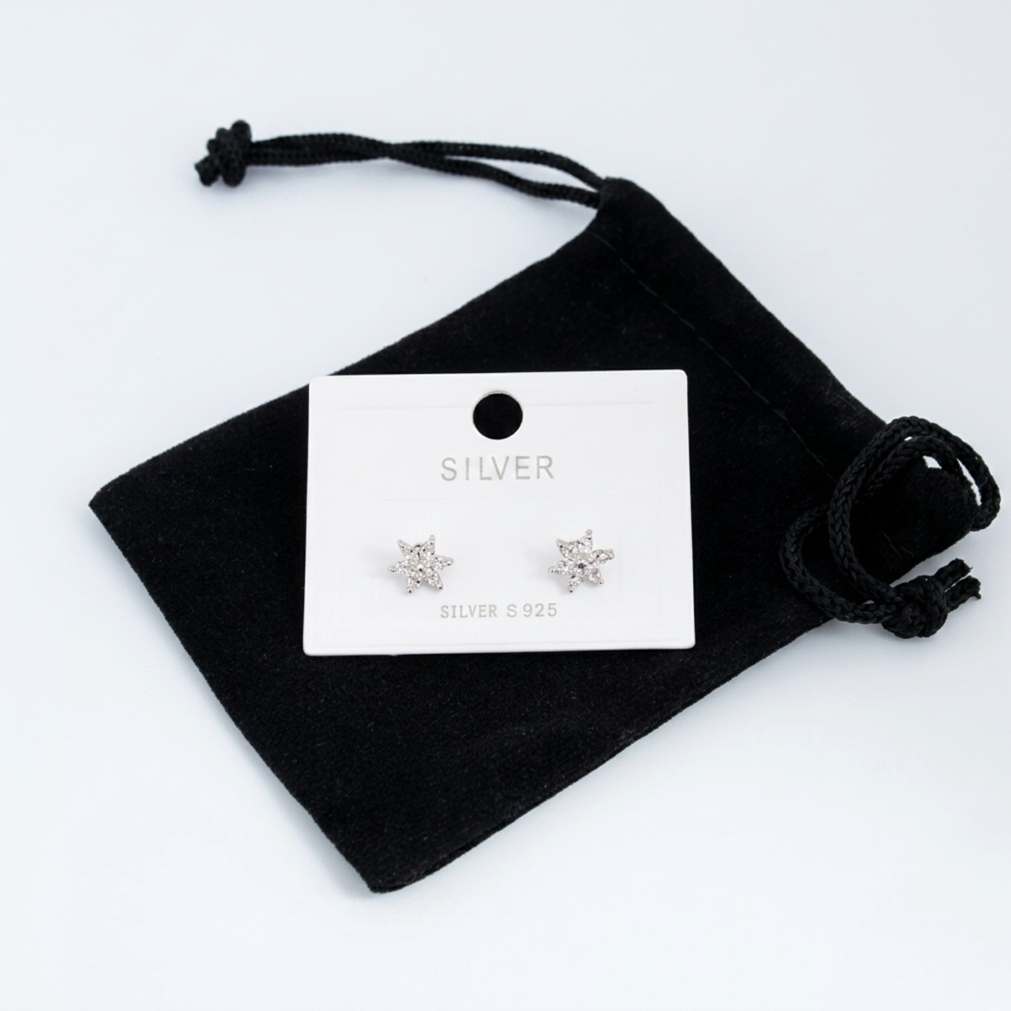 Lieferumfang: Premium Solitär-Ohrstecker „Kristall-Asteria“ aus 925 Sterling Silber rhodiniert mit passendem Schmuckbeutel aus Samt.