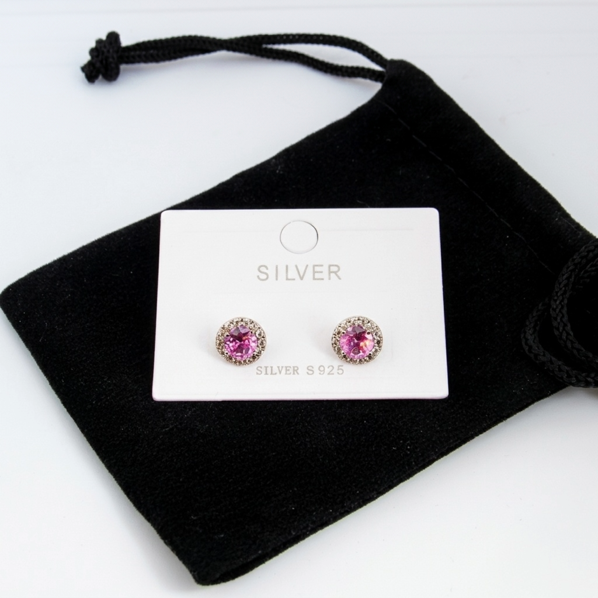 Lieferumfang: 925 Sterling Silber Halo-Ohrstecker rhodiniert mit rosa Zirkonia-Stein und passendem Schmuckbeutel aus Samt.