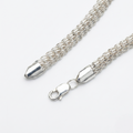 Nahaufnahme einer hellen Silberkette Modell Super Python aus 925 Sterling Silber mit Karabinerverschluss .