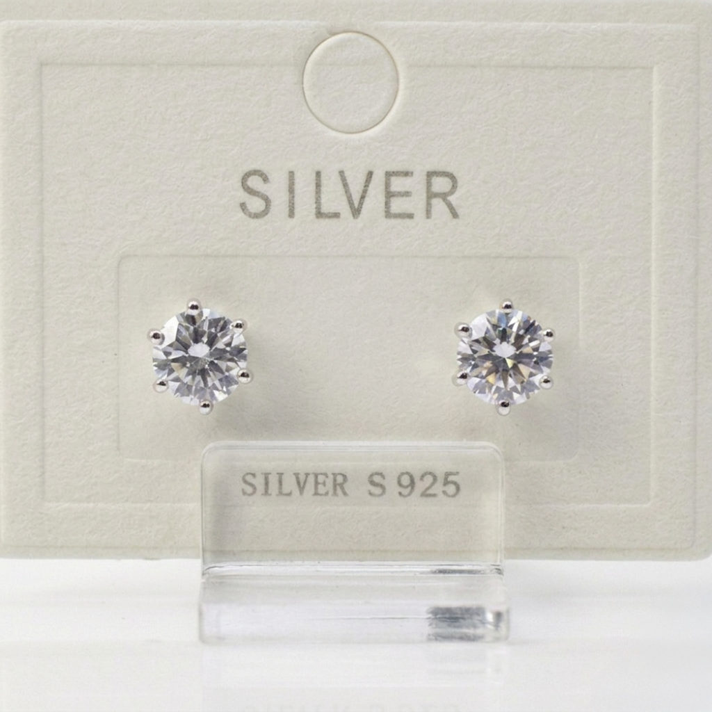 Handgefertigte 925 Silber-Ohrstecker mit funkelndem 5mm Zirkonia und sicherem Schraubverschluss.