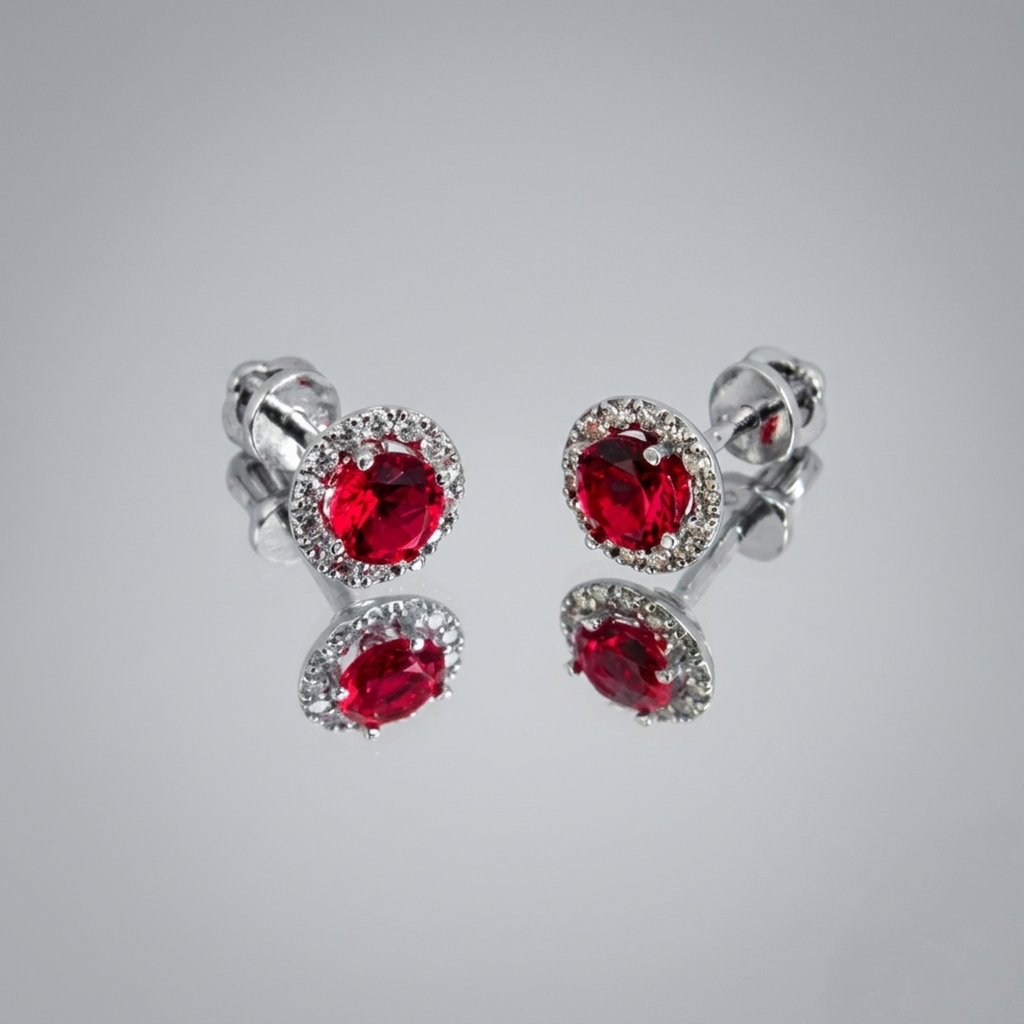Ein Paar 925 Sterling Silber Halo-Ohrstecker rhodiniert mit rotem Zirkonia и Schraubverschluss.