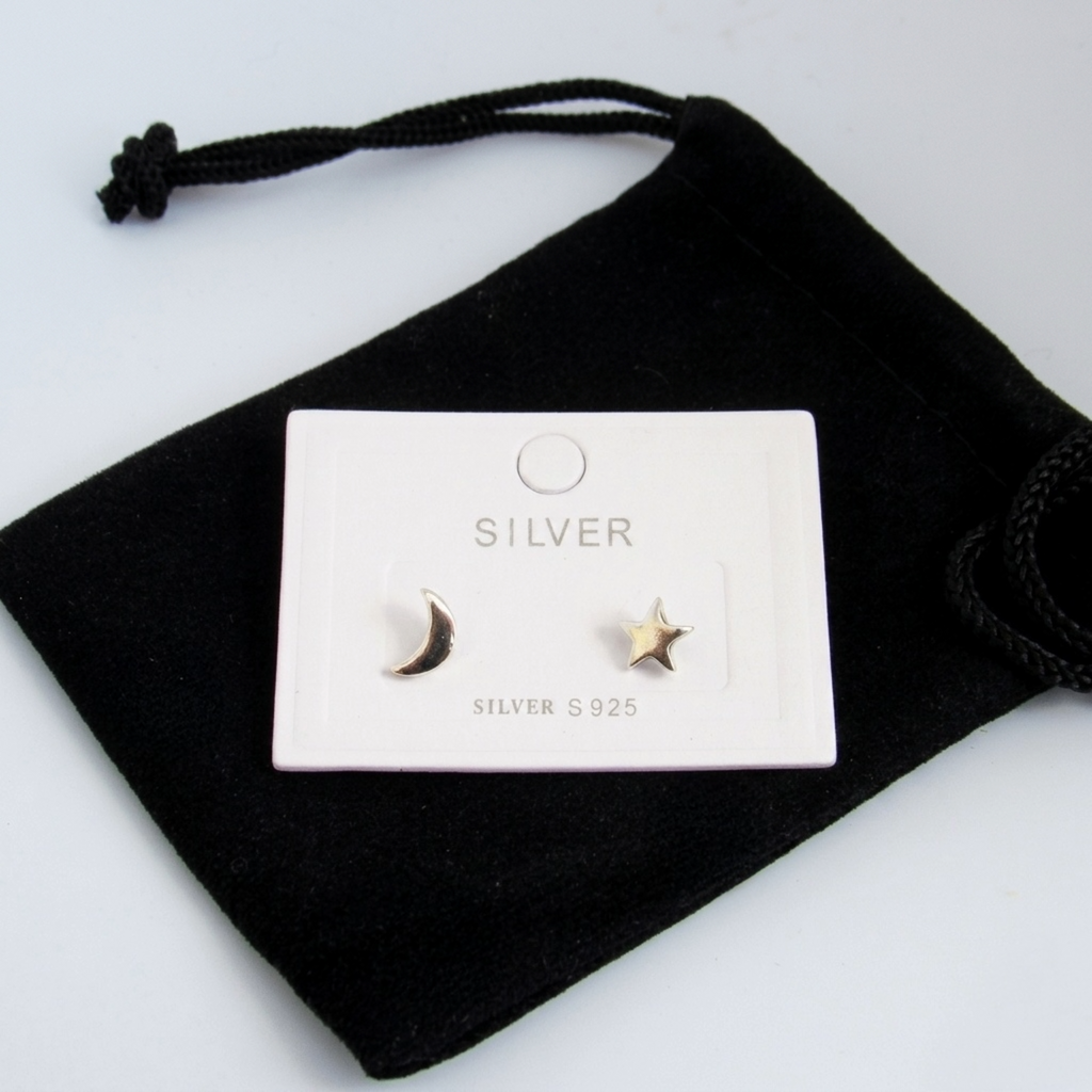 Lieferumfang: Handgefertigtes Ohrstecker-Set „Mond und Stern“ aus 925 Sterling Silber rhodiniert mit passendem Schmuckbeutel.
