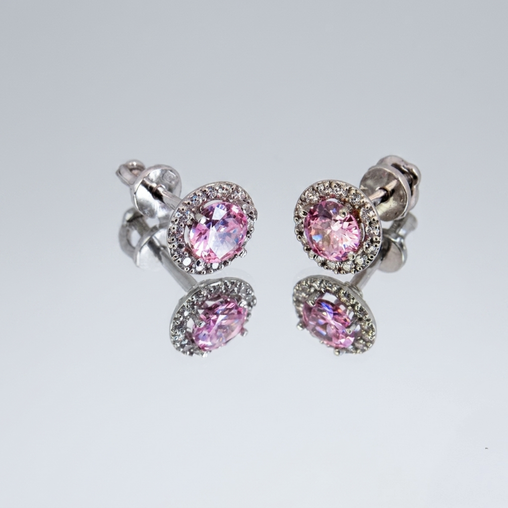 Detailansicht von rosa Zirkonia Halo-Ohrringen aus 925 Silber mit  Schraubverschluss und elegantem Spiegeleffekt.