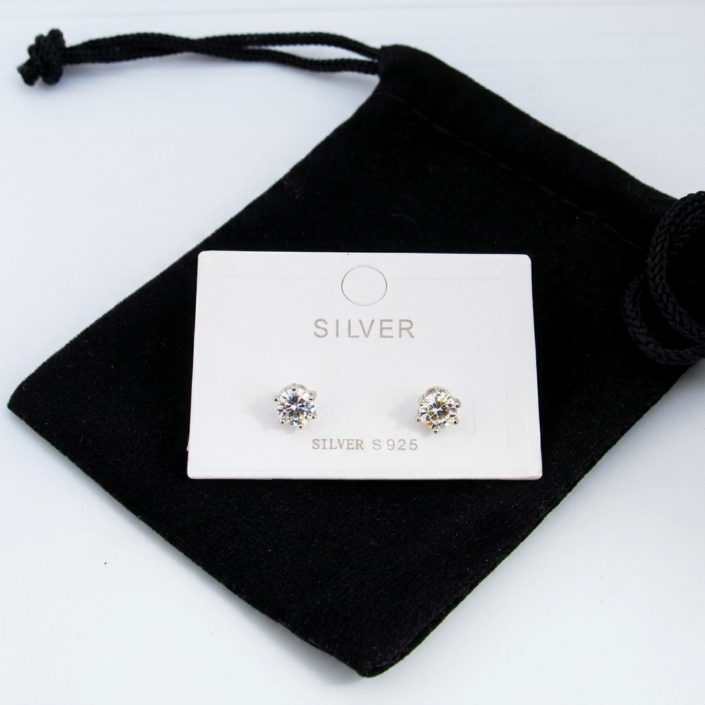 Lieferumfang: Klassische 925 Sterling Silber Ohrstecker rhodiniert mit 5mm Zirkonia-Stein und passendem Schmuckbeutel aus Samt.