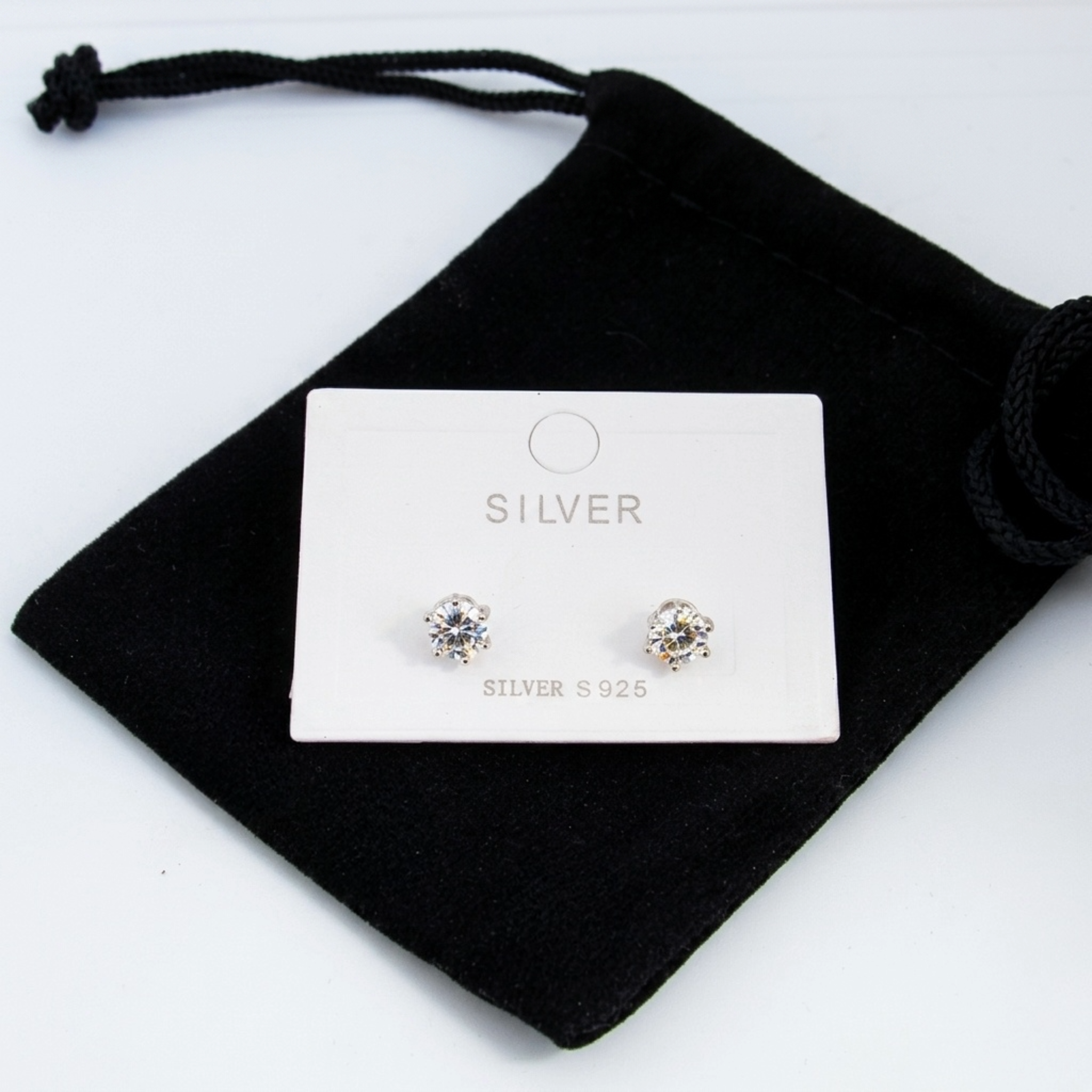 Lieferumfang: Klassische 925 Sterling Silber Ohrstecker rhodiniert mit 5mm Zirkonia-Stein und passendem Schmuckbeutel aus Samt.