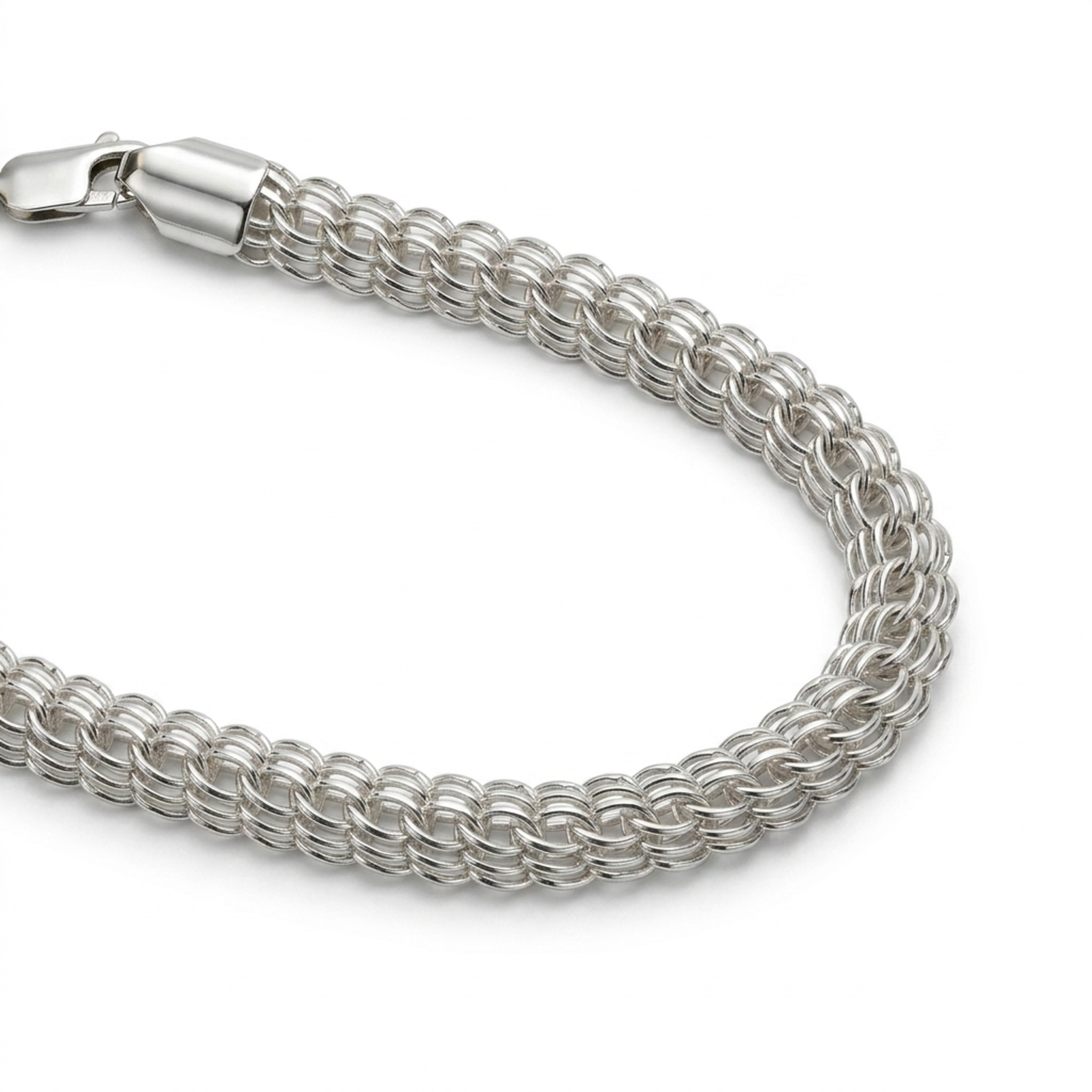 „Nahaufnahme einer massiven Herrenkette Modell Super Python aus handgearbeitetem 925er Sterling Silber, die helle polierte Oberfläche und das dichte Python-Geflecht zeigend.“
