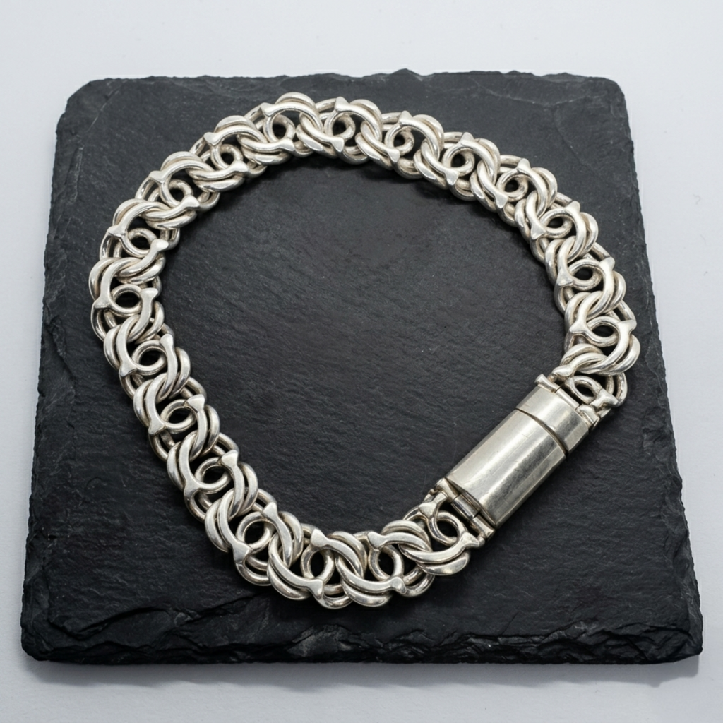Massives Werwolf-Silberarmband aus 925 Sterling Silber mit Zylinder-Steckverschluss auf schwarzem Stein.