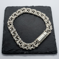 Massives Werwolf-Silberarmband aus 925 Sterling Silber mit Zylinder-Steckverschluss auf schwarzem Stein.