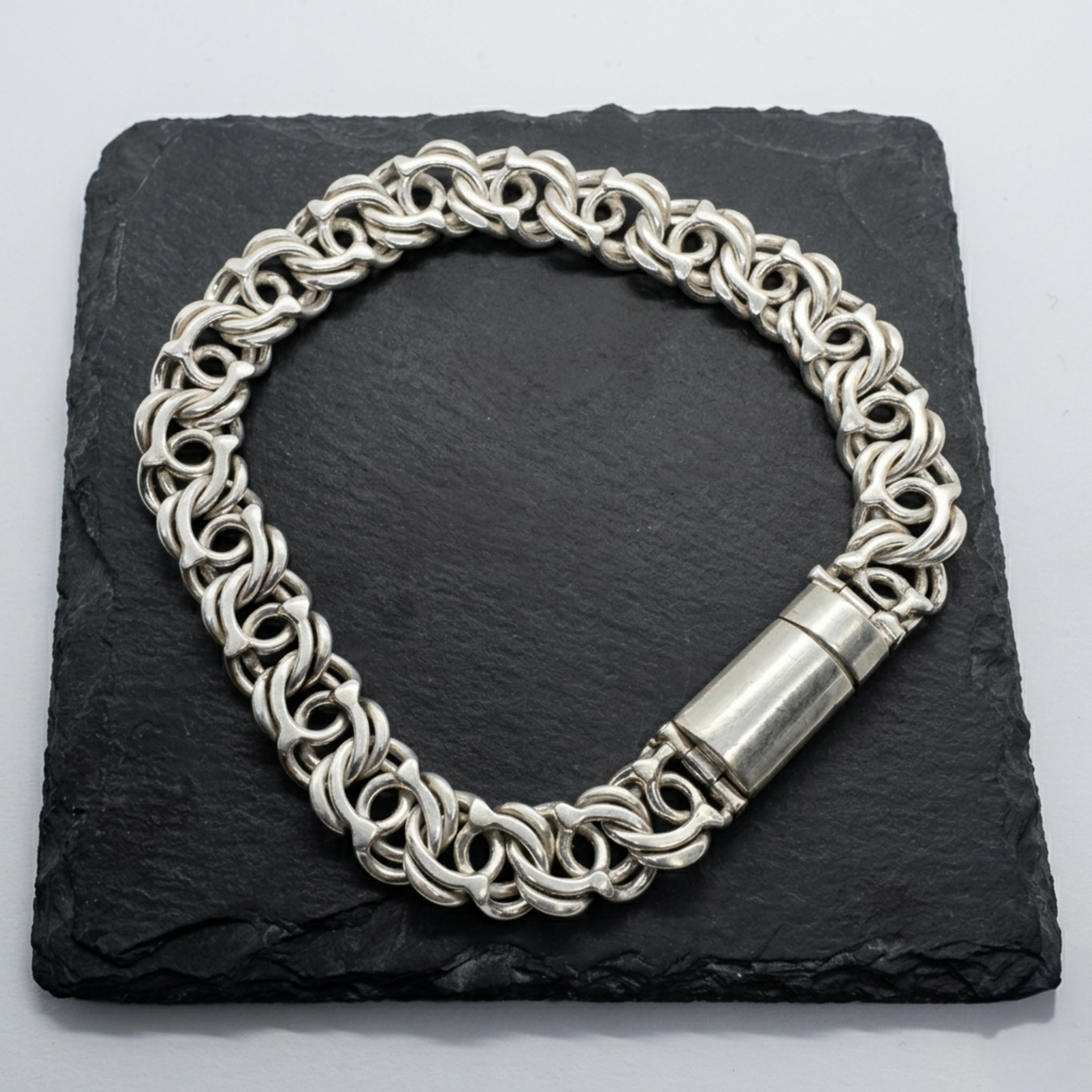 Massives Werwolf-Silberarmband aus 925 Sterling Silber mit Zylinder-Steckverschluss auf schwarzem Stein.
