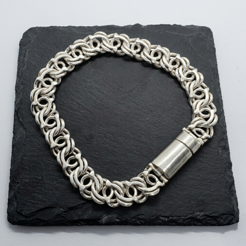 Massives Werwolf-Silberarmband aus 925 Sterling Silber mit Zylinder-Steckverschluss auf schwarzem Stein.