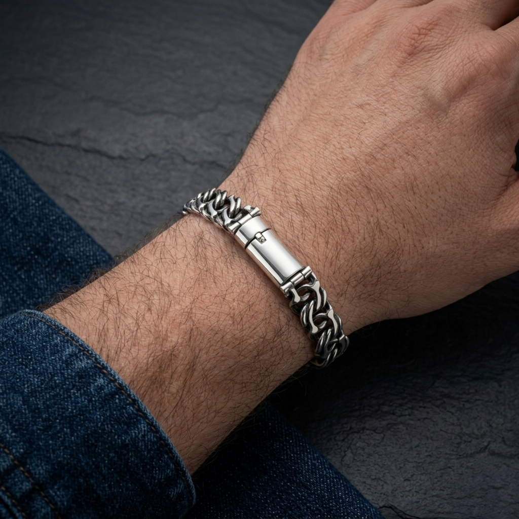 Nahaufnahme des massiven Werwolf-Silberarmbands aus 925er Sterling Silber mit oxidierter Oberfläche und Zylinder-Steckverschluss am Handgelenk vor dunklem Hintergrund.