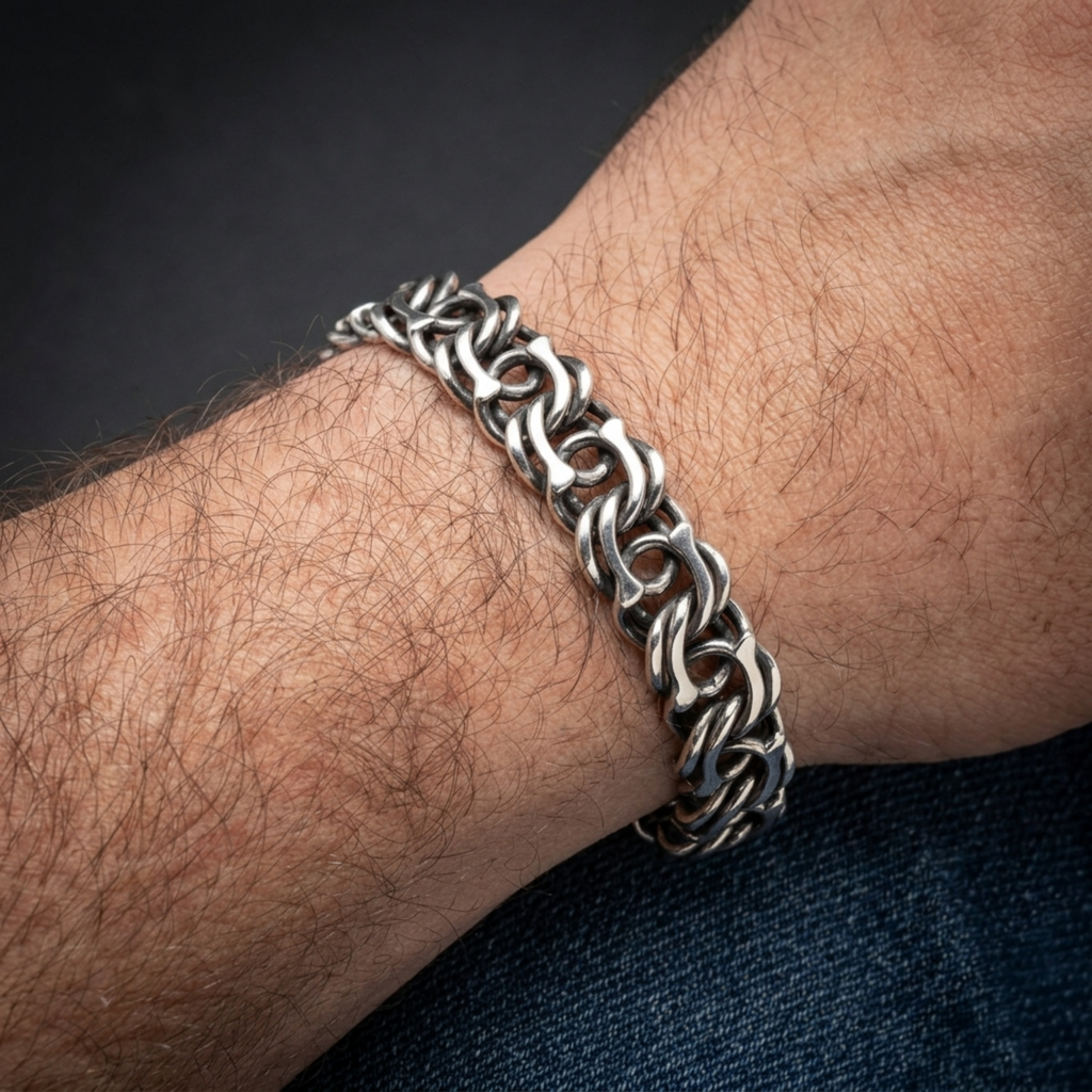 Nahaufnahme des massiven Werwolf-Silberarmbands aus 925er Sterling Silber mit oxidierter Oberfläche am Handgelenk vor dunklem Hintergrund.