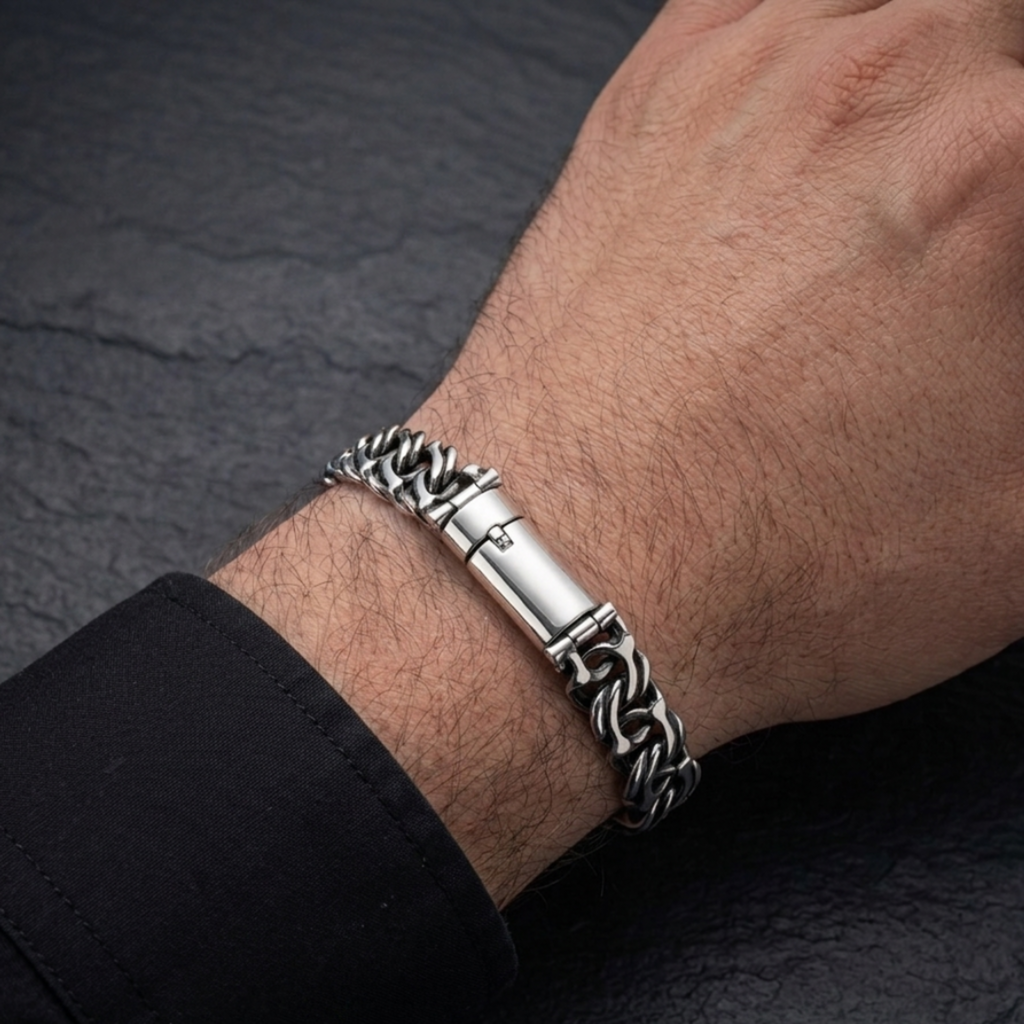 Nahaufnahme des massiven Werwolf-Silberarmbands aus oxidiertem 925er Sterling Silber mit einem sicheren Zylinder-Steckverschluss am Handgelenk vor dunklem Hintergrund.